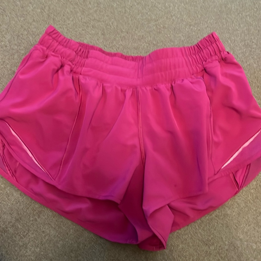 Lulu lemon hotty hot 2.5” short